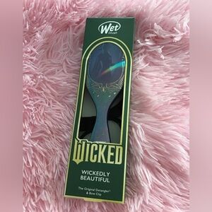 New Wet Brush Wicked Elphaba Beautiful Hair Brush with 2 bow clips In Box